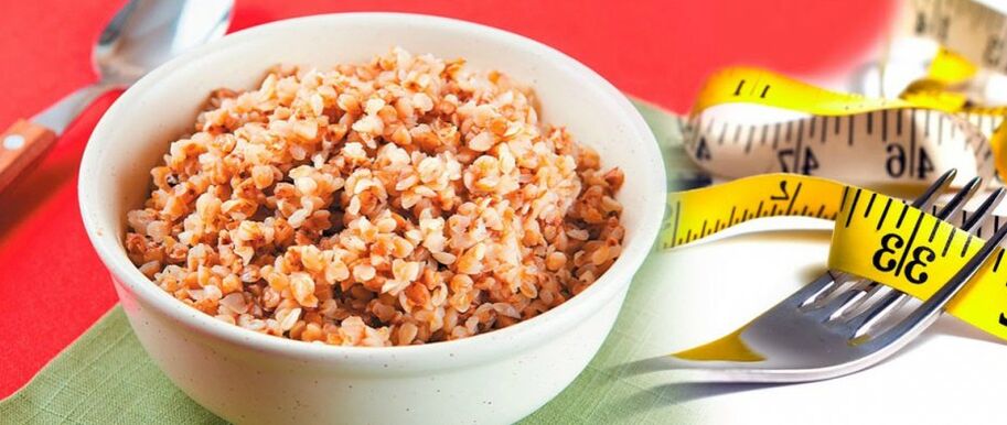 Brei aus Buchweizen und zentrales Band