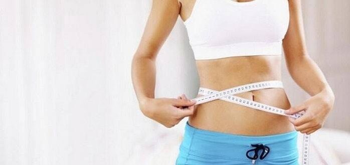 Das Mädchen verlor 3 kg in einer Woche mit Hilfe von Diät und Bewegung