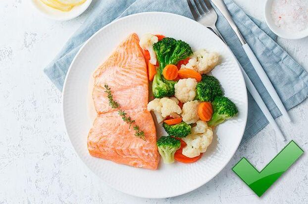 Bei Gastritis können Sie mageren Fisch mit gekochtem Gemüse essen
