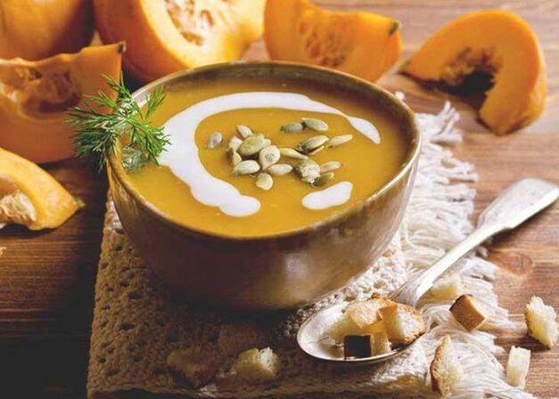 Bei einem akuten Verlauf einer Gastritis sollten Sie cremige Suppen essen. 